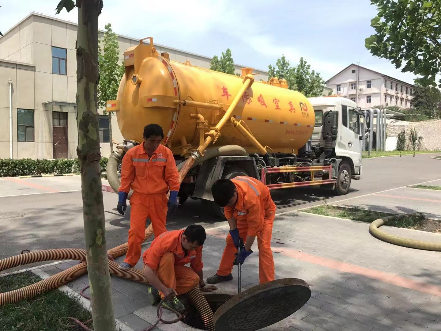 广宗管道疏通车停在窨井附近