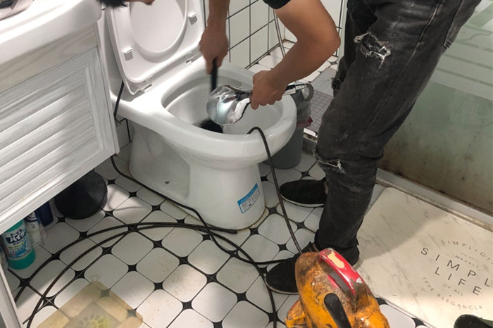 广宗马桶堵塞自己疏通还是找师傅?专业上门服务让你省时更省心